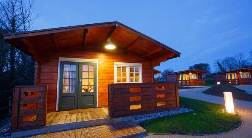 Loghouse.ie log cabin. Top quality log house products.